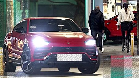 Deși sunt îmbrăcați ca oamenii de rând, Lamborghini-ul roșu i-a dat de gol! Discreții multimilionari au atras toate privirile pe Dorobanți!