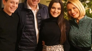 Andreea Esca a dat startul petrecerilor de sărbători! Poze emoționante alături de părinții ei