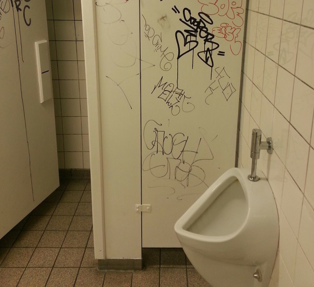 A trimis un SMS la un număr de pe peretele unui WC. Nu vă imaginați ce a urmat