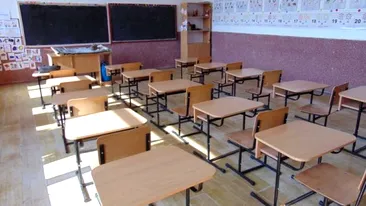 Un elev din Ploiești s-a dezbrăcat în clasă, apoi și-a agresat colegii