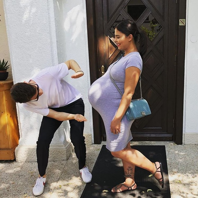 Andreea Popescu a născut! Prima poză cu bebelușul fostei dansatoare a Deliei