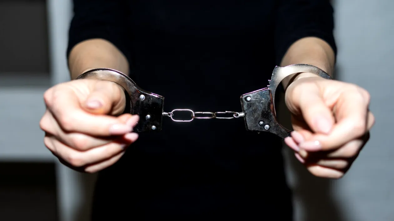 În urmă cu 40 de ani, o fetiță a dispărut fără urmă, la doar 3 ani! Acum, mama ei a fost arestată pe loc după ce a apărut