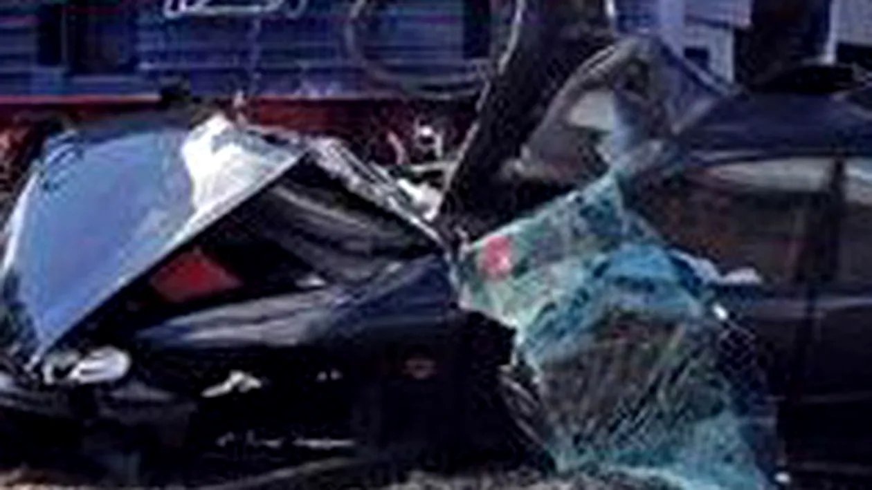 Taximetrist mort si pasager ranit, dupa ce masina in care se aflau a intrat sub un TIR