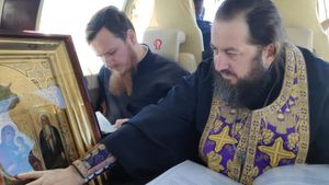 El este preotul care s-a rugat din avion pentru oamenii din Moldova! A avut în mâini două icoane