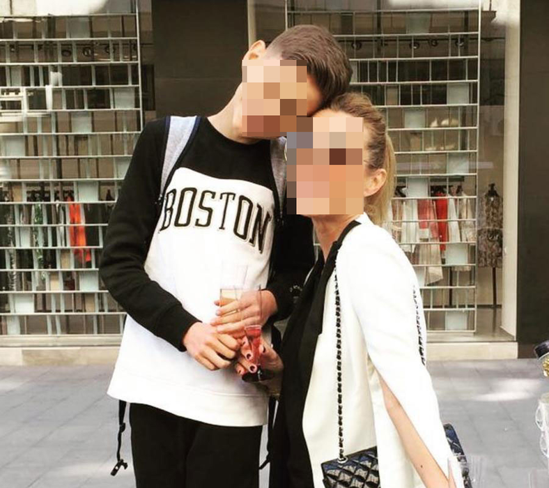 Alina, alături de un amic