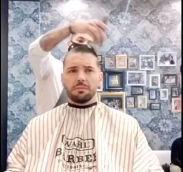 Un frizer, gest impresionant în fața unui client diagnosticat cu temutul cancer! Cum a reacționat bărbatul când a văzut că bărbierul se tunde la zero | VIDEO