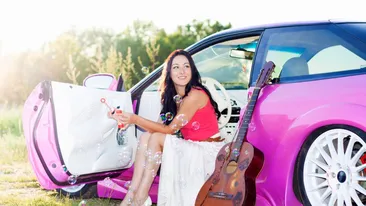 Sexy si furioasa! Povestea fabuloasa a celei dintai drifterite a tarii care face ravagii cu un “ursulet”!