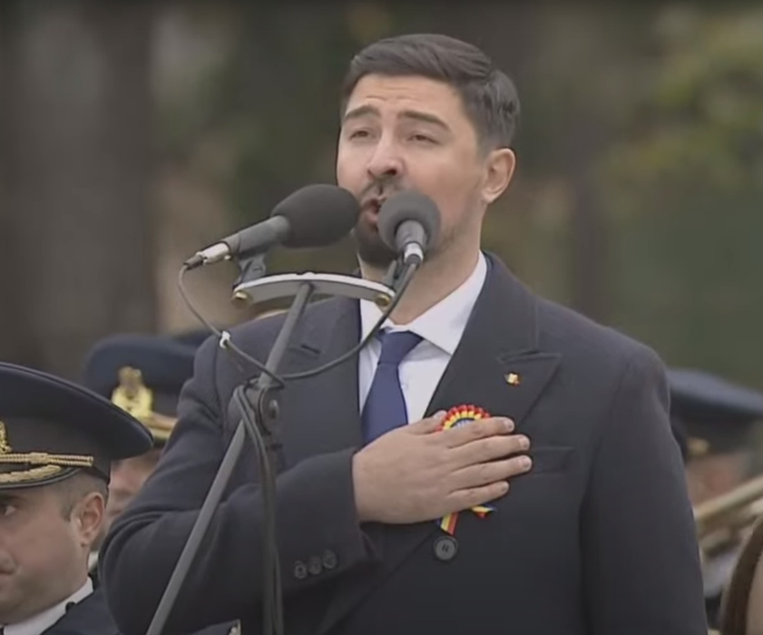 Alex Gigantu', în momentul interpretării imnului României