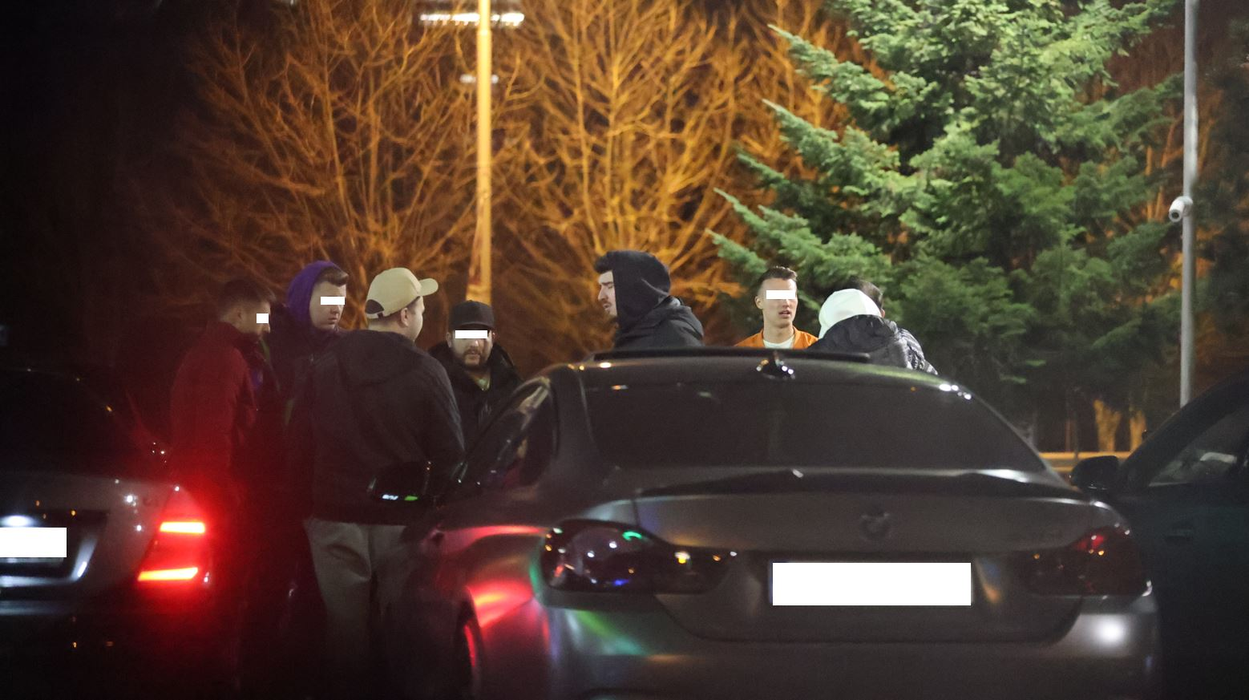 Noua mașină a lui Colo a făcut furori în parcare (Foto: CANCAN.RO)