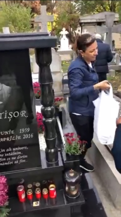 Pomană de 5* la mormântul  faimosului Fane Spoitoru