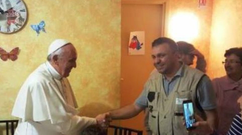 Un român generos a fost binecuvântat de Papa FRANCISC. Suberanul Pontif i-a zâmbit, i-a strâns mâna şi i-a mulţumit pentru faptele sale bune! 