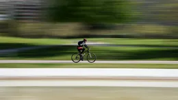 Un bărbat a vrut să meargă peste 1400 de kilometri pe bicicletă pentru o strângere de fonduri. Ce i s-a întâmplat înainte de linia de sosire e tulburător