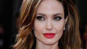 ANGELINA JOLIE şi-a făcut o operaţie estetică în secret? Vezi imaginile care au dat-o de gol