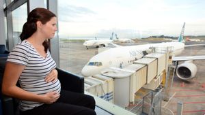 Zborul cu avionul, „interzis” pentru femeile însărcinate! Până în ce lună de sarcină este permisă călătoria