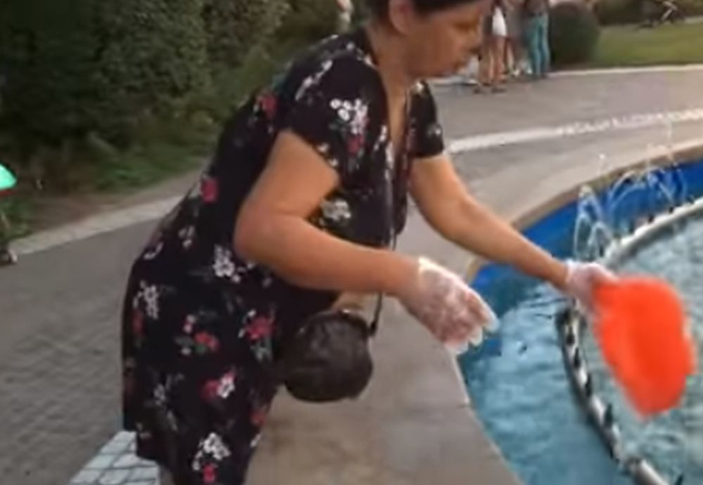 O femeie din Iași, surprinsă cum spală olița copilului în fântâna unui parc! Cum a reacționat când a fost luată la rost de ceilalți oameni