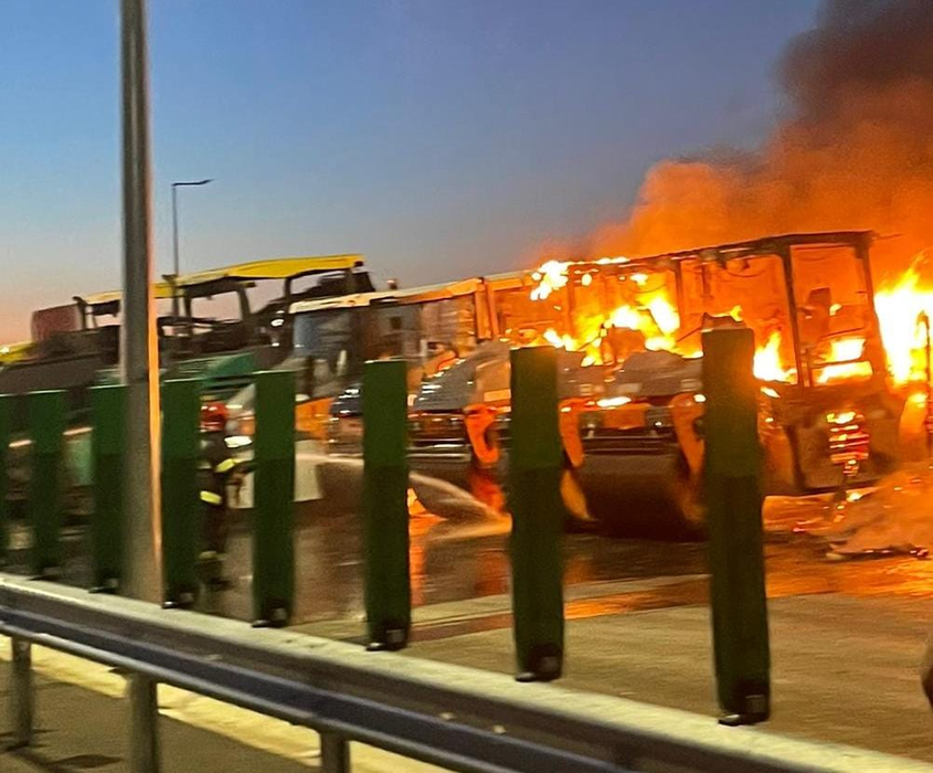 Incendiu puternic pe drumul expres Craiova- Pitești. Patru utilaje au luat foc