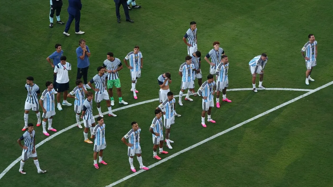 Încă o controversă după finala Campionatului Mondial. Mai mulți jucători ai Argentinei au întors spatele în timpul festivității de premiere a Spaniei