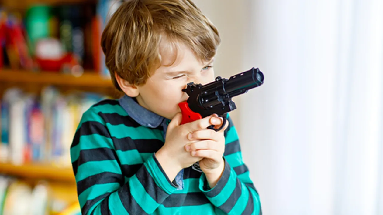 Crimă îngrozitoare! Un băiețel de cinci ani și-a ucis fratele mai mare cu un pistol găsit în parc