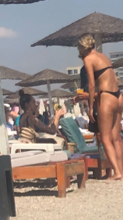 Otilia Bilionera, ”spectacol” într-un costum de baie minuscul. Cu cine s-a distrat blondina pe plajă, la Mamaia