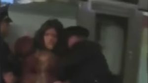 Scene şocante în metrou! Un poliţist a dat afară din tren o tânără! Ce l-a deranjat pe acesta