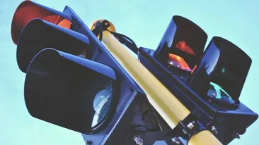 Un tânăr din Iași a bătut doi polițiști, după ce a traversat neregulamentar strada. Ce a urmat când a intervenit în scandal o agentă aflată în timpul liber