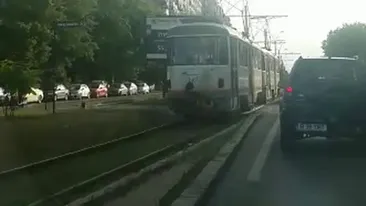 Au gasit o metoda inedita sa mearga gratis cu tramvaiul! Atentie, isi pun viata in pericol in fiecare secunda!