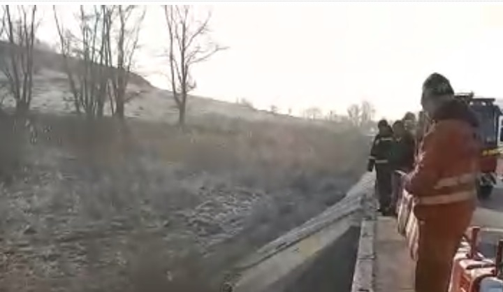 O familie s-a destrămat în urma unui accident rutier. Fiica de 7 ani a murit după ce mașina în care era cu părinții și copilașul de 2 ani s-a răsturnat într-un pârâu din județul Brașov. Sursa foto: mytex.ro