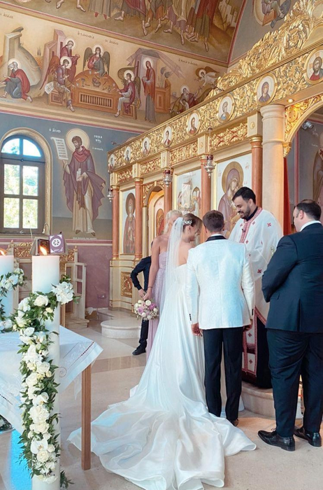 Sabina Trandafir și Bogdan Doicescu, în fața preotului