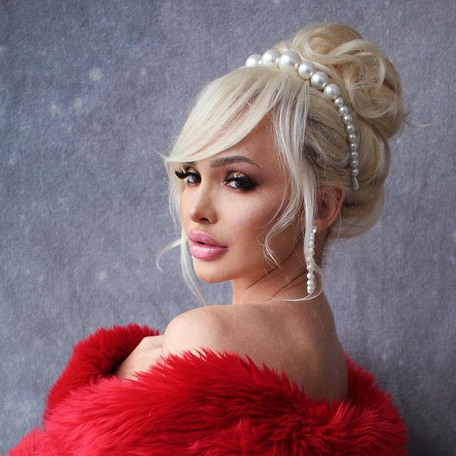 Andreea e cea mai „tunată” blondă de pe Insta