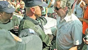 Cozma, scos de jandarmi de pe faleza