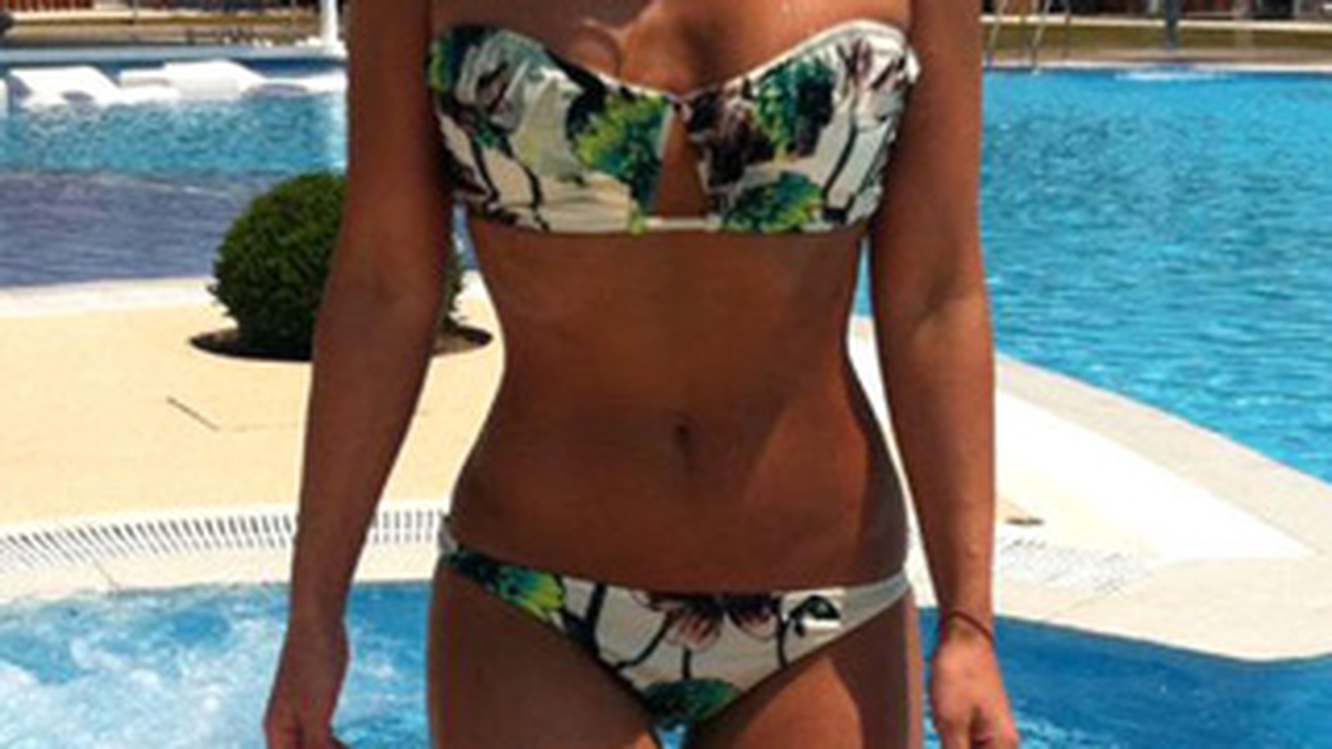 Cine e blonda asta sexy care se arde la piscina? A slabit 5 kilograme si se lauda cu dieta ei!