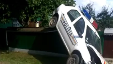 Politia rurala in actiune! Doi agenti de la tara urmareau cu Loganul un vehicul suspect pe ulita satului. Politistul de la volan a facut zob masina intr-un pod - Vezi imaginile dementiale
