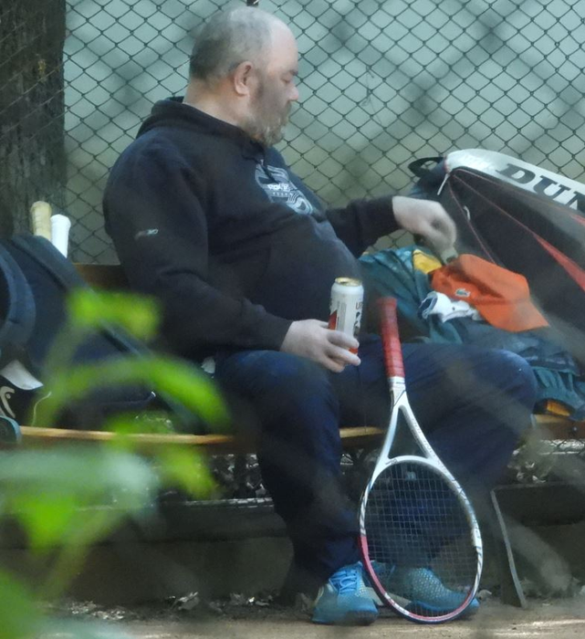 Înainte de partidă, Ionică din "Liceeni" s-a încălzit cu o bere