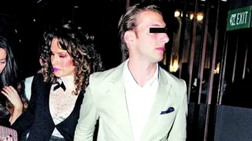 Dat afara de la magazinul pe care se lauda ca-l detine!