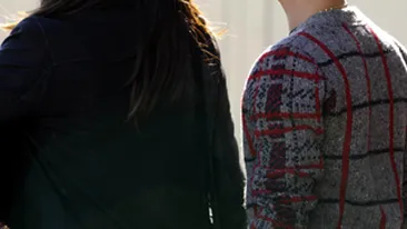 Justin Bieber nu-si poate lua mainile de pe iubita lui