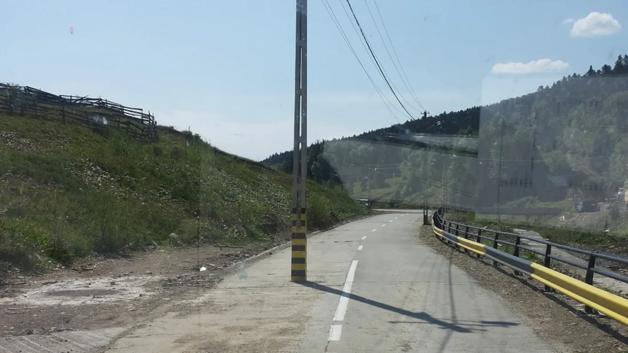 Atentie stalp! Ce obstacol intalnesc soferii pe drumurile din judeţul Suceava