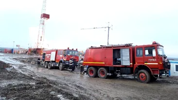 Pericol de explozie în Satu Mare, după ce un incendiu violent a izbucnit la o sondă de gaz! Pompierii intervin cu dificultate