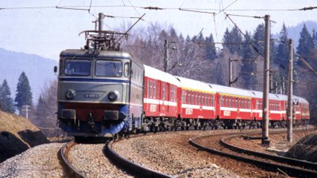 Tragedie în Arad! Un mort şi un rănit după ce un microbuz a fost lovit de un tren