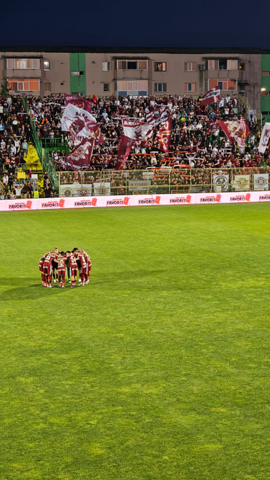 Spectacol la meciul FC Argeș – Rapid: fanele lui Dobrin au eclipsat fazele de joc cu ținutele lor provocatoare!