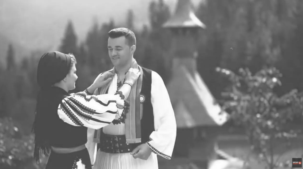 Imagini copleșitoare de la înmormântarea lui Dumitru Stroie. Ce mesaj au scris părinții cântărețului pe coroana de flori | FOTO & VIDEO