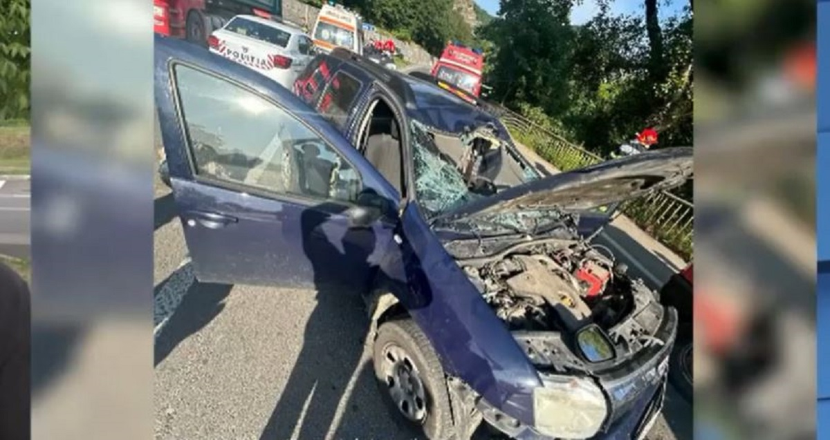 Mașina lui Geroge Botizan a fost strivită de un bolovan căzut de pe munte/ sursă foto: captură video