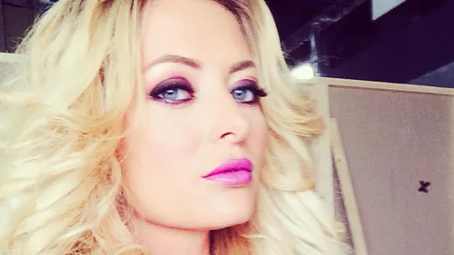 S-a imbracat ca la circ, dar l-a impresionat pe stilist! Cum a reusit Delia sa ajunga la bine imbracate cu o tinuta...dubioasa!