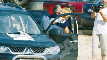 Roxana Ionescu mimeaza ca e fericita alaturi de sotul ei