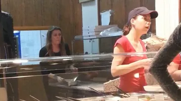 Leta Ilie face drepti cu angajatii! Control-fulger la fast-food-ul din mall!