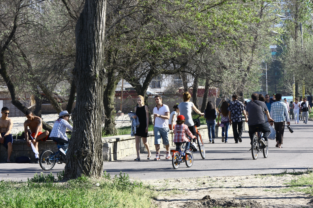 A devenit alt om în numai o vară de tras la sală! Fiul milionarului s-a transformat într-un ”munte de muşchi”!