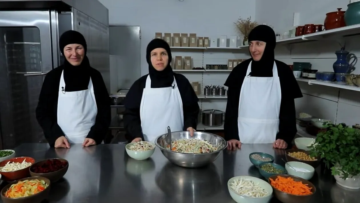 Măicuțele de la Mănăstirea Nera dezvăluie salata de post cu năut, tofu și semințe – hrană sățioasă și plină de har pentru zilele de înfrânare