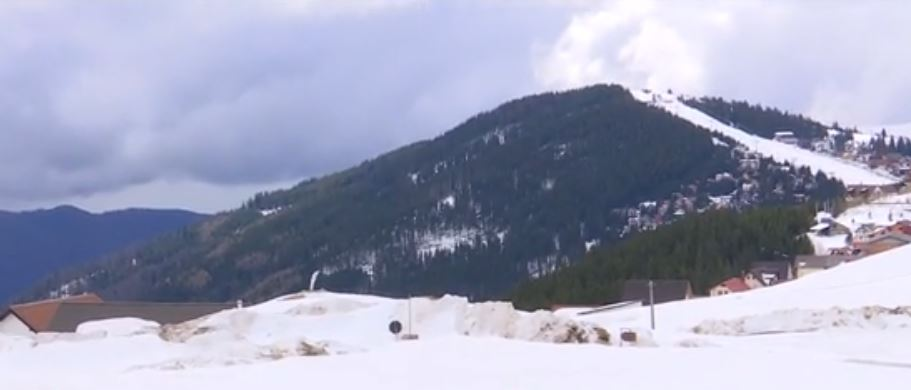 Iarnă în aprilie! Strat de zăpadă de 20 cm în România. Meteorologii anunță ploi torențiale și ninsori