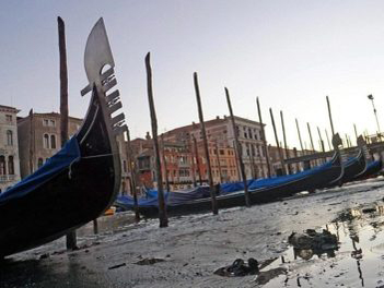 Canalele din Veneţia au secat! Ce a dus la închiderea temporară a navigaţiei în oraşul italian?