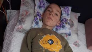 Ovidiu, un adolescent de 15 ani, a fost diagnosticat cu o boală rară și are nevoie de ajutorul oamenilor. Costul operației este uriaș