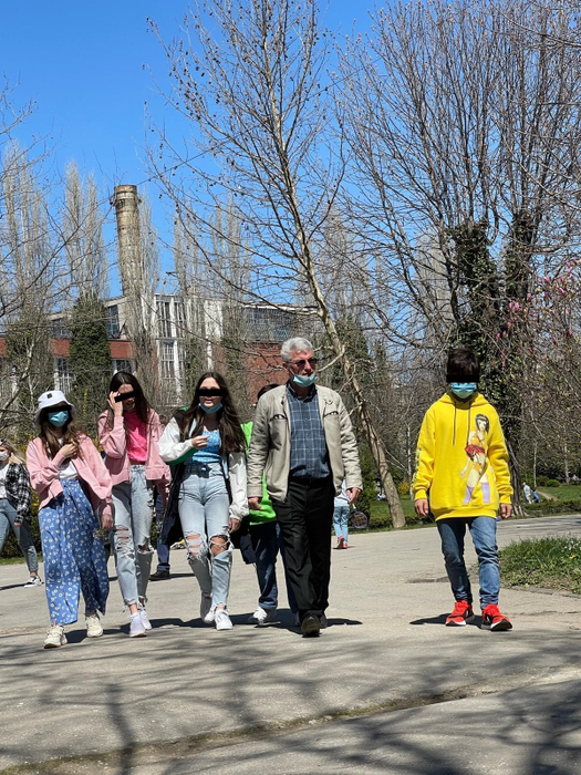 Silviu Prigoană, alături de copii, în Grădina Botanică